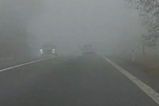 Někteří jsou v mlze neviditelní, jiní oslňují mlhovkami pořád. Policisté připomněli řidičům pokuty za svícení - Novinky